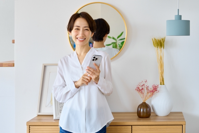スマホを持つ女性